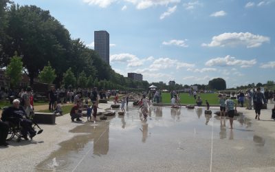 Waterplein en beek even zonder water!