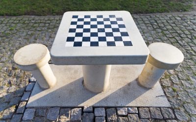 Schaken op schaaktafels in Spoorpark vanaf april mogelijk