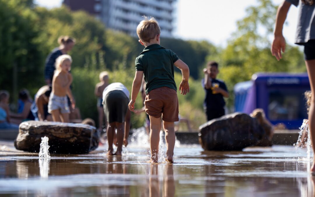 Waarom staat er amper nog water op het waterplein en spuiten de fonteinen minder hoog?