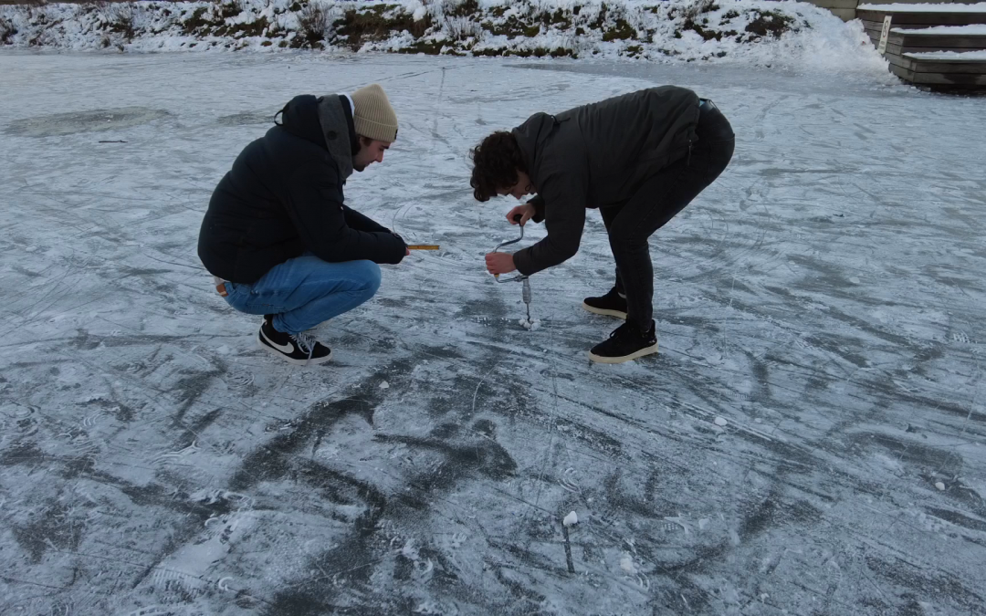 Vijver nog niet geschikt om te schaatsen, kiosk bij T-huis open