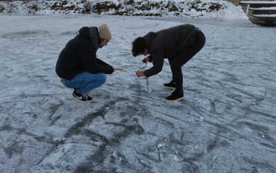 Vijver nog niet geschikt om te schaatsen, kiosk bij T-huis open