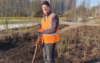 Spoorpark vrijwilligers blij aan het werk in de zon
