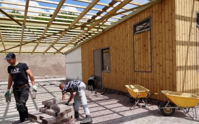 Bestrating rond scouting gebouw en kiosk bijna klaar