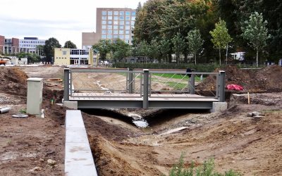Brug en vlonder over speelbeek geplaatst