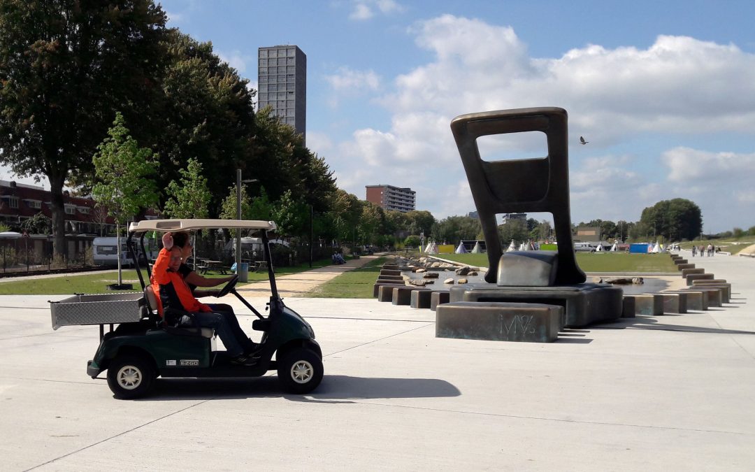Stichting Jacques de Leeuw schenkt Spoorpark golfkar