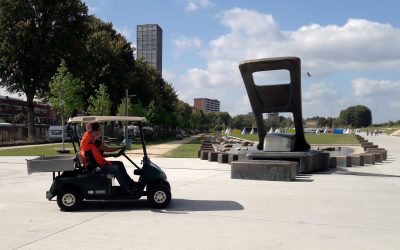 Stichting Jacques de Leeuw schenkt Spoorpark golfkar