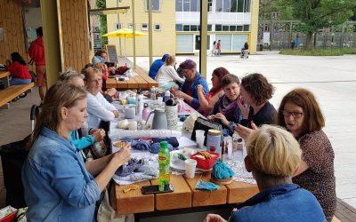 Samen met anderen haken en breien in het Spoorpark