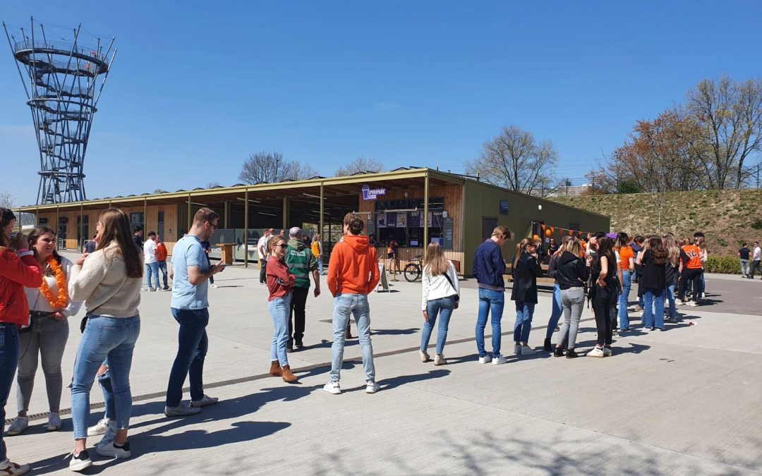 Koningsdag drukte, bezoekers worden gereguleerd binnen gelaten