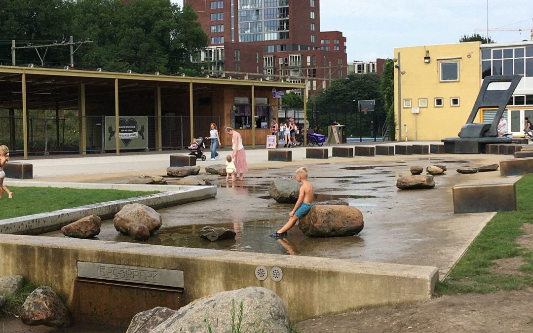 Waterplein en beek tijdelijk zonder water